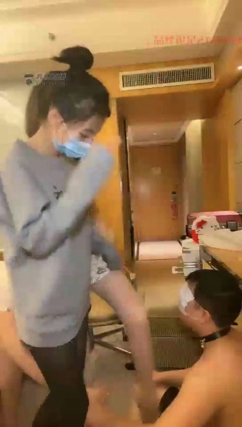 【TZ858】套路女王 三位美女s 玩弄一个贱货