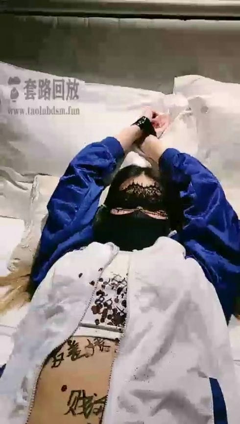 【TZ3821】【VINNIE维妮】调教绿妻虐母物，跪拜钻跨遛狗口爆舔足喂食（下）【50分钟】