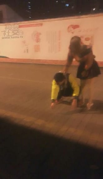 【TZ6925】美丝大大同好共享大马路上露天玩狗让路人看贱狗吓尿了2151