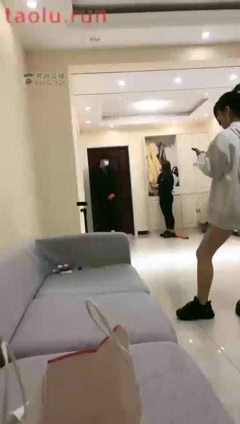 【TZ5569】豆雅双女王 高清 素人快递员甘愿做狗  2832