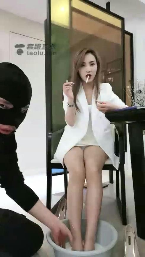 【TZ4242】秘书伺候女上司牛奶泡玉足 萱萱S女蒂