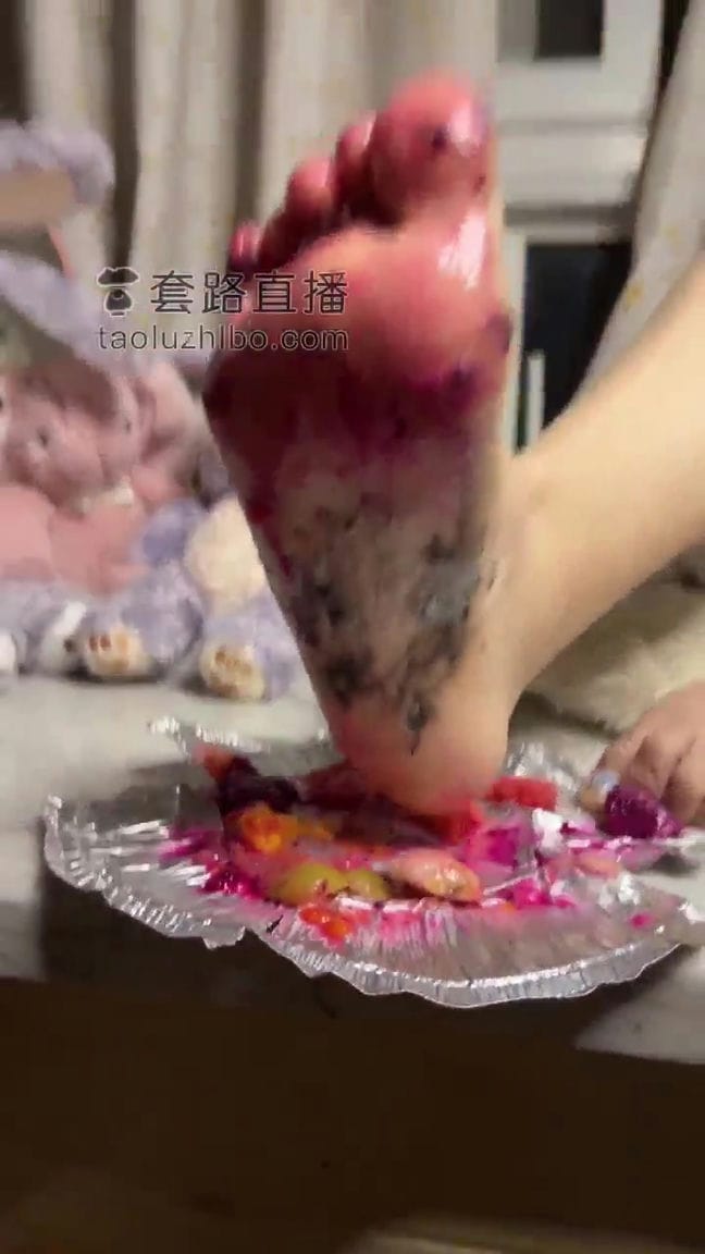 【TZ1863】女奴 舔脚底 脚喂食橘子没熟