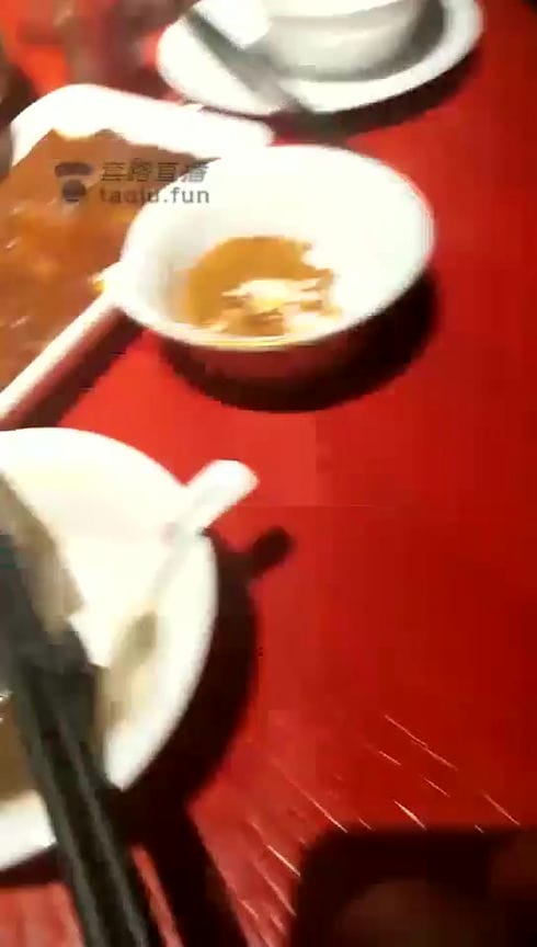 【TZ5589】都市艳主火锅店让贱狗跪下吃吐食舔狗……被服务员看到超刺激3419