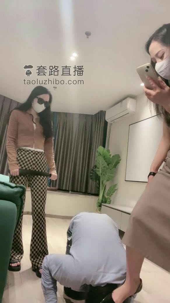 【TZ224】sm女王 调教视频 绿帽视角俩人感情很深，已经在一起好几年了，就是它有绿帽情节。时长 33分钟