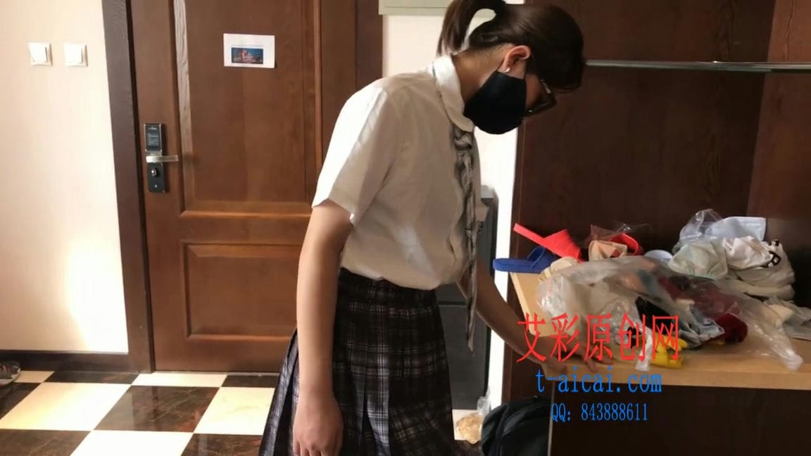 【艾彩1162】【泽泽女主】Jk服女主遛狗_用嘴喂奶茶_踩脸踩下体_YC_200824_6