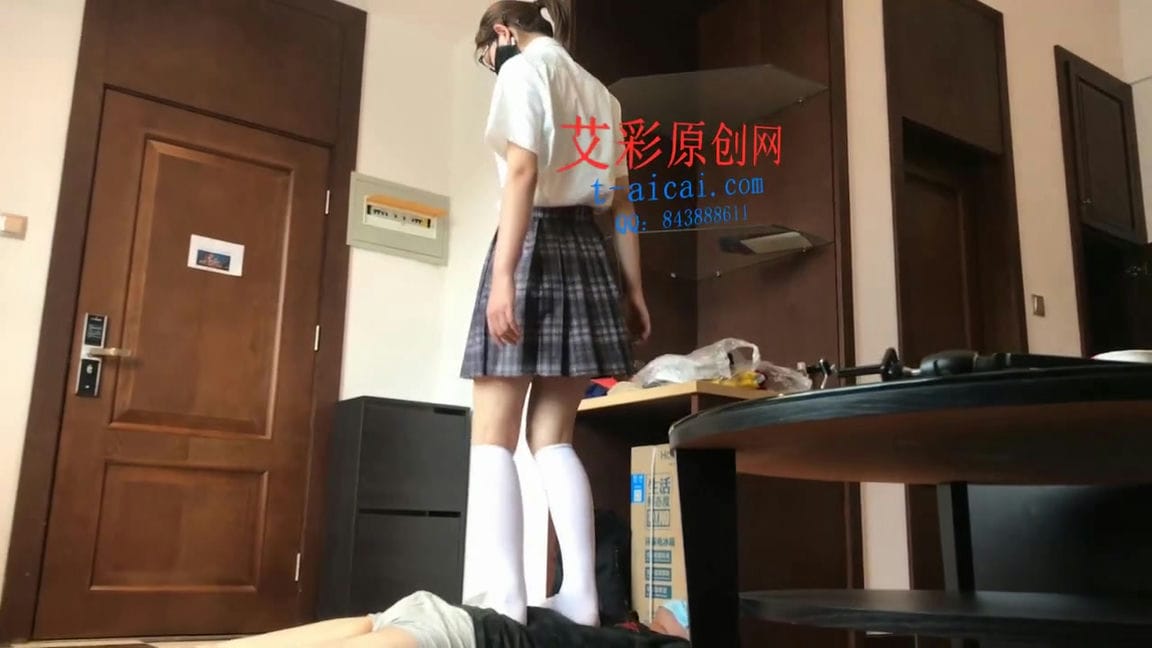 【艾彩1162】【泽泽女主】Jk服女主遛狗_用嘴喂奶茶_踩脸踩下体_YC_200824_6