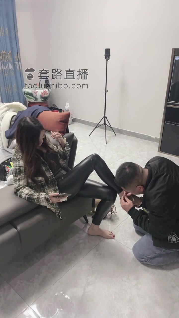 【TZ10501】牙乖乖 华伦天奴调教男奴 舔脚 喝尿