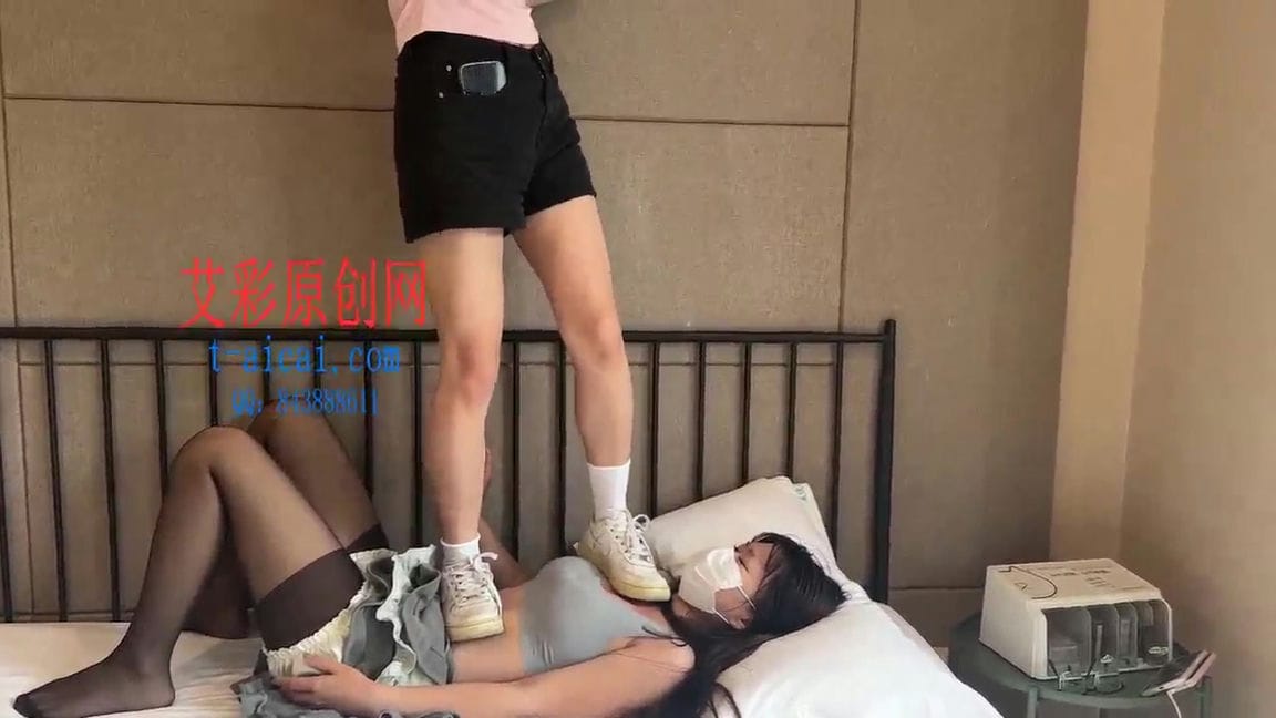 【艾彩1599】墨狸女M和小彤 墨狸 女M 小彤 犯贱去找主人调教 被两双鞋 踩踏